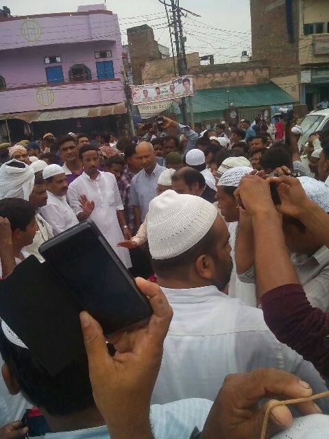 शाहिद यांच्या निवासस्थानाबाहेर त्यांच्या चाहत्यांनी अंतिम दर्शनासाठी मोठी गर्दी केली होती.