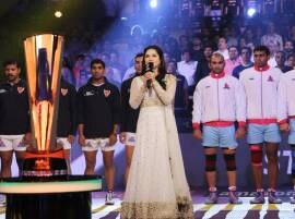 Sunny Leone Sang The National Anthem At Pro Kabaddi League प्रो कबड्डी लीगमध्ये सनीचा आवाज, सामन्याआधी राष्ट्रगीताचं गायन