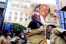 सुपरस्टार रजनीकांतच्या पोस्टरवर दु्ग्धाभिषेक 