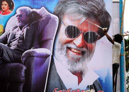 चेन्नईत चाहत्यांचा रजनीकांतच्या पोस्टरवर द्ग्धाभिषेक