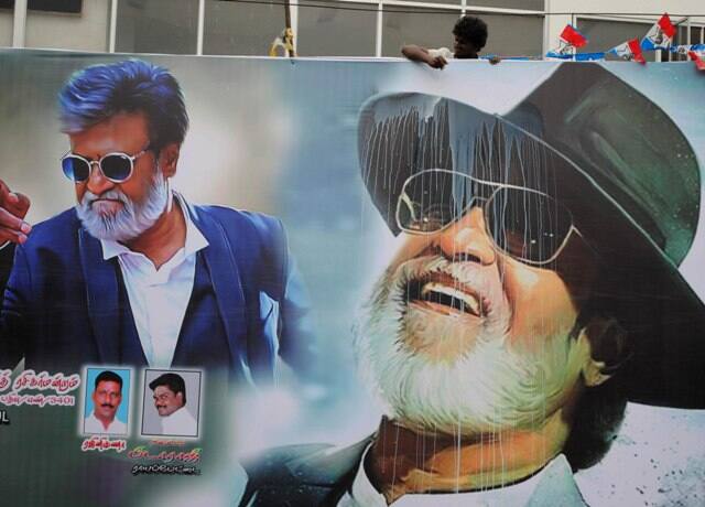 चेन्नईत चाहत्यांचा रजनीकांतच्या पोस्टरवर द्ग्धाभिषेक