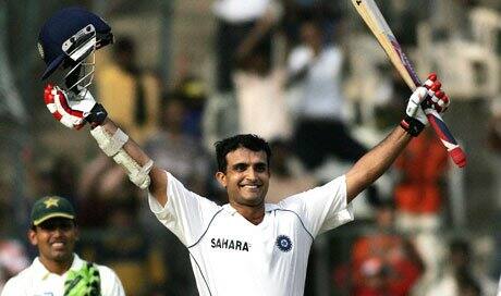 सचिन आणि द्रविड पाठोपाठ माजी कर्णधार सौरव गांगुलीने 3 शतकं झळकावली आहेत.  