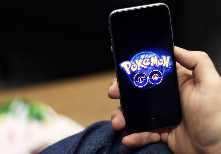 ही गेम खेळण्यासाठी लोक रस्त्याने फिरत आहेत. गेम खेळता खेळता एक महिला झाडामध्ये जाऊन अडकली. फायर ब्रिगेडने तिला वाचवलं.