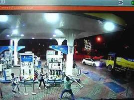 Fighting In 2 Groups At Petrol Pump In Kandivali CCTV : मुंबईतील कांदिवलीत पेट्रोल पंपावर 8 जणांकडून तरुणाला बेदम मारहाण