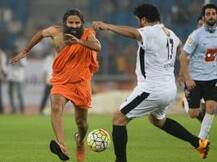 VIDEO : फुटबॉलच्या मैदानात रामदेव बाबांची किक!