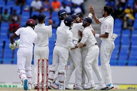 क्रिकेट इतिहासात हा कारनामा करणारा अश्विन ठरला तिसरा खेळाडू क्रिकेट इतिहासात हा कारनामा करणारा अश्विन ठरला तिसरा खेळाडू