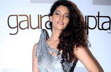 रॅम्पवर पहिल्यांदाच दिसली सैयामी खेर