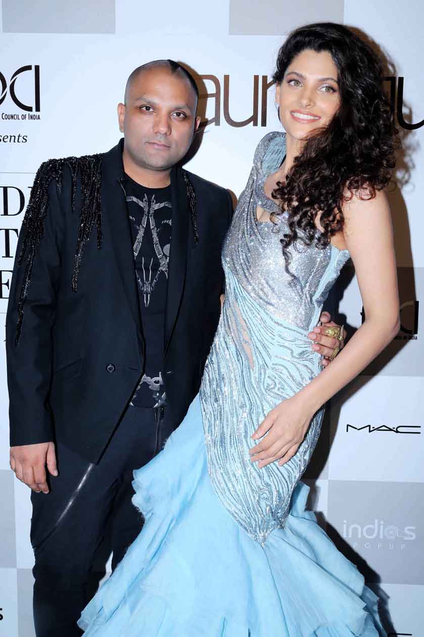 फॅशन जगतातील प्रसिद्ध डिझायनर गौरव गुप्तासाठी तिनं रॅम्प वॉक केला. 