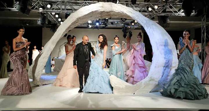 मॉडेल्ससोबत गौरव गुप्ता 