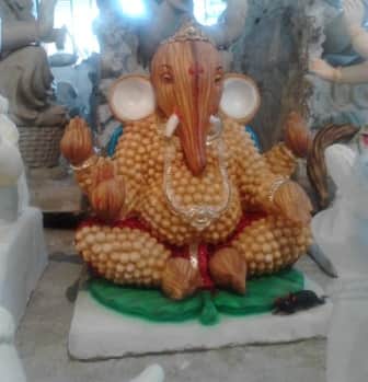 त्याचबरोबर नारळ आणि सुपारीचा गणपती, आणि शंखांचा गणपती हे सर्वांचे विशेष आकर्षण दिसून येत आहे.
