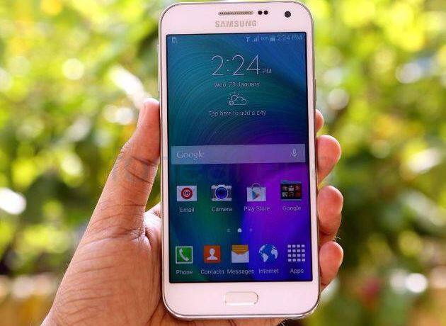 या स्मार्टफोनला 5 इंचाचा एचडी एमोलेड स्क्रिन आहे. J2 प्रो 1.5GHz क्वार्ट कोर प्रोसेसर आणि 2 GBची रॅम देण्यात आली आहे. इंटरनल स्टोअरेजसाठी याफोनमध्ये 16GB च्या मेमरीला 128 GB पर्यंत वाढवता येऊ शकते.