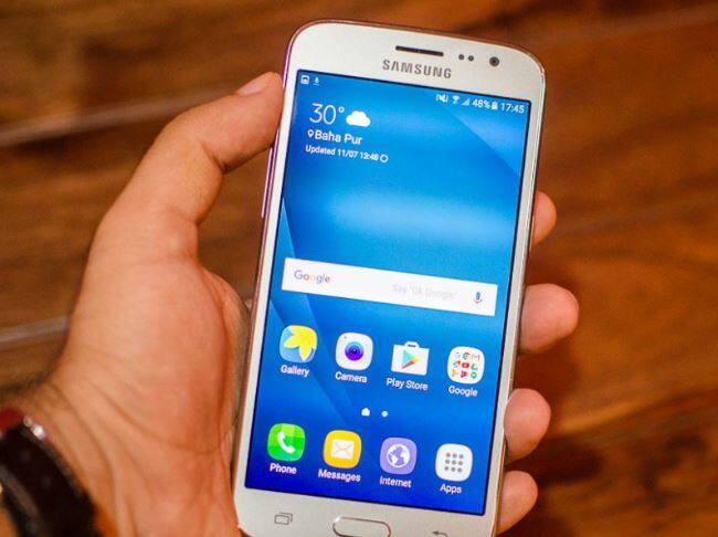 यामध्ये 8 मेगापिक्सलचा रिअर कॅमेरा, तर 5 मेगापिक्सलचा फ्रंट कॅमेरा देण्यात आलेला आहे. हे डिव्हाईस 6.0मार्शमॅलो ओएसवर कार्यरत आहे. कनेक्टिव्हीटीसाठी यामध्ये 4G LTE, ड्यूअल सिम, यूएसबी, जीपीएस, वायफायसारखे ऑप्शन देण्यात आले आहेत. या फोनला पॉवरसाठी 2600mAh ची बॅटरी देण्यात आली आहे. 