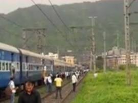 Central Railway Disturbed Due To Singhagad Express Engine Failure दुसरं इंजिन लावून सिंहगड एक्स्प्रेस रवाना, म.रे. ची वाहतूक विस्कळीतच