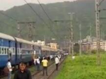 दुसरं इंजिन लावून सिंहगड एक्स्प्रेस रवाना, म.रे. ची वाहतूक विस्कळीतच