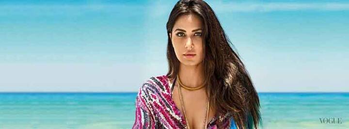 कतरिनाने चर्चा जोरदार वाढल्यामुळे त्यावर स्पष्टीकरण दिलं होतं. पुजा करताना कपाळावर सिंदूर लावण्यात आला, असं कतरिनाने सांगितलं होतं.