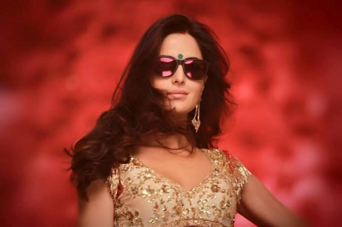 कतरिनाने गाण्याच्या शुटींगवेळी हा सिंदूर लावला होता. मात्र कतरिनाच्या या लूकने चाहत्यांना बुचकळ्यात पाडलं आहे.