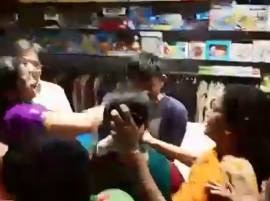 Mumbai Mns Activists Beaten Up Salesman Who Allegedly Molested Woman मॉलमध्ये महिलेची छेड, मनसे कार्यकर्त्यांकडून सेल्समनची धुलाई