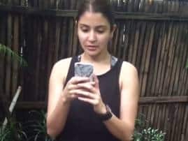 Anushka Sharma Playing Pokemon Go VIDEO: पोकेमॉनच्या शोधात अनुष्का शर्मा, व्हिडिओ व्हायरल