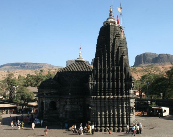 Paid Darshan In Trimbakeshwar Temple In Nashik Likely To Stop नाशकात त्र्यंबकेश्वर मंदिरातील पेड दर्शन बंद होण्याची शक्यता