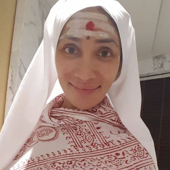 यावेळी तिचा आगामी चित्रपट Six X या चित्रपटामुळे ती चर्चेत आली आहे. हा चित्रपटाचे सोफियाने नन बनण्यापूर्वी चित्रिकरण करण्यात आले आहे.