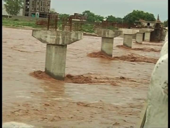 जम्मू मधील बऱ्याच नद्या धोक्याची पातळी पार करण्याची शक्यता असल्यानं प्रशासनानं अलर्ट घोषित केला आहे.