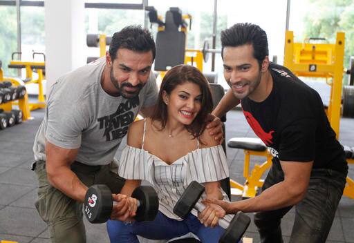  ढिशूम सिनेमाचं प्रमोशन करण्यासाठी आलेल्या अभिनेत्री जॅकलीननं बरीच मस्ती केली. 