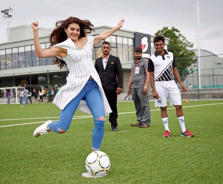  ढिशूम सिनेमाचं प्रमोशन करण्यासाठी आलेल्या अभिनेत्री जॅकलीननं बरीच मस्ती केली. 