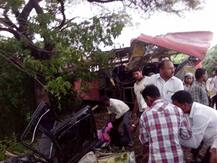 एसटी बसला भीषण अपघात, 7 जणांचा जागीच मृत्यू