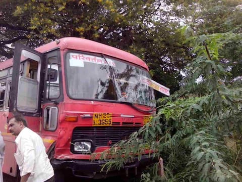 एसटी बसला भीषण अपघात, 7 जणांचा जागीच मृत्यू एसटी बसला भीषण अपघात, 7 जणांचा जागीच मृत्यू
