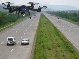 Govt Thinking About Install Drones On Express Way आता एक्स्प्रेस वेवर ड्रोन कॅमेऱ्यांची नजर