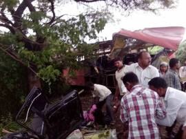 Solapur 4 Died In St Bus Accident Near Karmala बाईकस्वाराला चुकवताना एसटी झाडाला धडकली, 4 मृत्यूमुखी