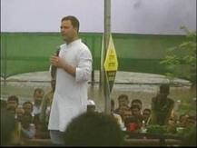 भरपावसात राहुल गांधींचा काँग्रेस कार्यकर्त्यांशी संवाद