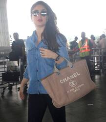 विमानतळावर करिना बेबी बंपसोबत