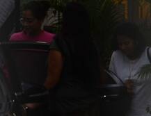 जेव्हा सोनम कपूर विनामेकअप स्टुडिओ बाहेर पडते..