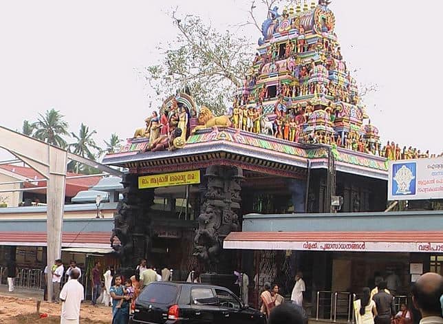 अट्टूकल मंदिर, तिरुअनंतपुरम : प्रसिद्ध पद्मनाभ स्वामी मंदिरापासून केवळ दोन किमी अंतरावर असलेल्या पार्वती देवीच्या या मंदिरात दरवर्षी सुमारे 30 लाख महिला दर्शनासाठी येतात. हे मंदिर नारी सबरीमला नावानेही ओळखलं जातं. यामध्ये पुरुषांना प्रवेश करण्यास मनाई आहे.