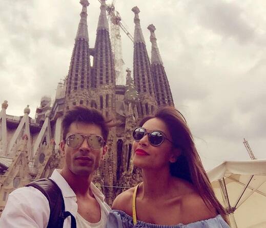 यापूर्वी करण आणि बिपाशाने स्पेनमध्येही एकत्र सुट्टी एन्जॉय केली.