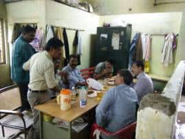 Kdmc Employees On Duty Liquor Party कल्याणमध्ये पाणीपुरवठा विभागाच्या अधिकाऱ्यांची ऑन ड्युटी दारु पार्टी