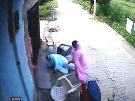 Gurgaon Woman Beats Husband In Laws Caught On Cctv सुनेकडून वृद्ध सासु-सासऱ्यांची धुलाई, नवऱ्यालाही झोडपलं