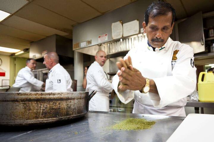 मच्छिंद्र कस्तुरे यांनी राष्ट्रपती भवनातही शेफ म्हणून काम केलं आहे. सध्या ते द अशोका हॉटेलचे एक्सिक्युटीव्ह शेफ आहेत.. त्यांनी बॉम्बे कॅटरिंग कॉलेजमधून शिक्षण पूर्ण केलंय. तसंच त्यांना परदेशातील हॉटेलात काम करण्याचाही अनुभव आहे.