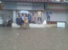 मुंबई-ठाण्यात पाऊसफुल्ल, रस्ते-रेल्वे वाहतूक विस्कळीत