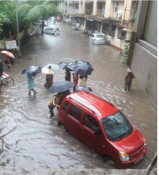 ठाण्याच्या वृंदावन सोसायटीत शिरलेलं पाणी