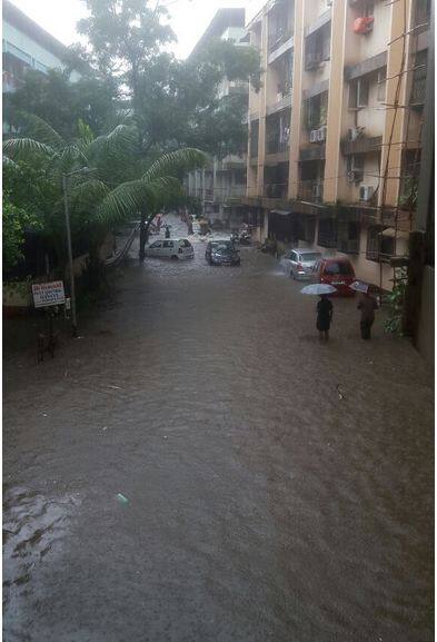 ठाण्याच्या वृंदावन सोसायटीत शिरलेलं पाणी