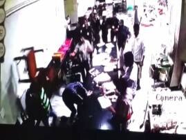 Doctors Beaten By Patients Relative In Pune CCTV : पुण्यात रूग्णाच्या नातेवाईकांकडून डॉक्टरांना मारहाण
