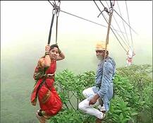 संसारासाठी तारेवरची कसरत, हजार फूट खोल दरीत लग्नसोहळा! 