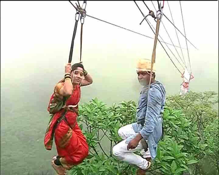 कोल्हापूरचा गिर्यारोहक जयदीप जाधव आणि पाडळीची रेश्मा पाटील या दोघांनी अभिनव पद्धतीने लग्न करण्याचा निर्णय घेतला... आणि पावन खिंडीतला जखलाईचा कडा याठिकाणी दोन दिवसांपासून तयारी करण्यात आली... यावेळी फक्त जोडपंच नाही... तर भटजी बुवाही कमरेला पट्टा बांधून दाम्पत्यासोबत सुमारे हजार फूट खोल दरीच्या मधोमध लटकत होते. 