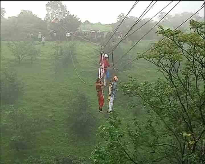 सुमारे तासाभराच्या विवाहसोहळ्यानंतर हे नवदाम्पत्य परतीच्या प्रवासाला लागलं