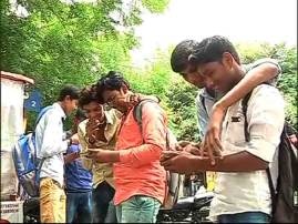 A Group In Aurangabad Using Wifi Made A Fuss For Residents मोफत वायफाय, 'ते' टोळकं आणि रहिवाशांवर घरविक्रीची वेळ