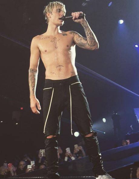 त्याने स्वत:ला श्रद्धांजली देण्यासाठी बनवलेल्या होलोग्राममध्ये त्याच्या 3D फोटोंचे संकलन करण्यात आले आहे. यासाठी तो एक करार करण्याच्या तयारीत असल्याचे समजते.