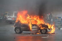 बस्ती: बेकाबू DCM ने खड़ी कार को मारी टक्कर, आग में जलकर खाक, ड्राइवर बाल-बाल बचा