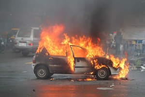 बस्ती: बेकाबू DCM ने खड़ी कार को मारी टक्कर, आग में जलकर खाक, ड्राइवर बाल-बाल बचा